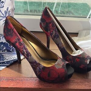 Nine West Red and Black Heels with Classic Silhouette